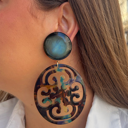 Boucles Elyra Bleu Francine Bramli Paris avec cabochon bleu nuit irisé et grand médaillon ajouré en résine aux reflets bleu et écaille.