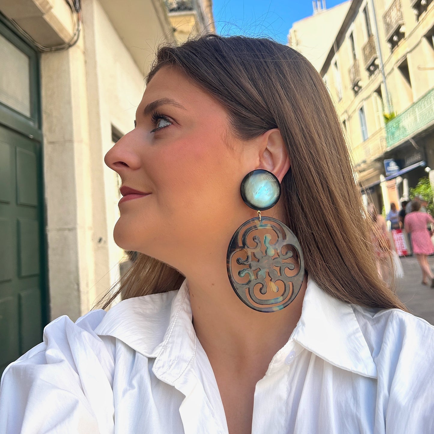 Boucles Elyra Bleu Francine Bramli Paris avec cabochon bleu nuit irisé et grand médaillon ajouré en résine aux reflets bleu et écaille.