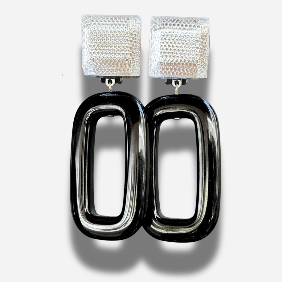 Boucles Estelle Noir Francine Bramli Paris avec carré argent texturé et anneau rectangulaire noir brillant