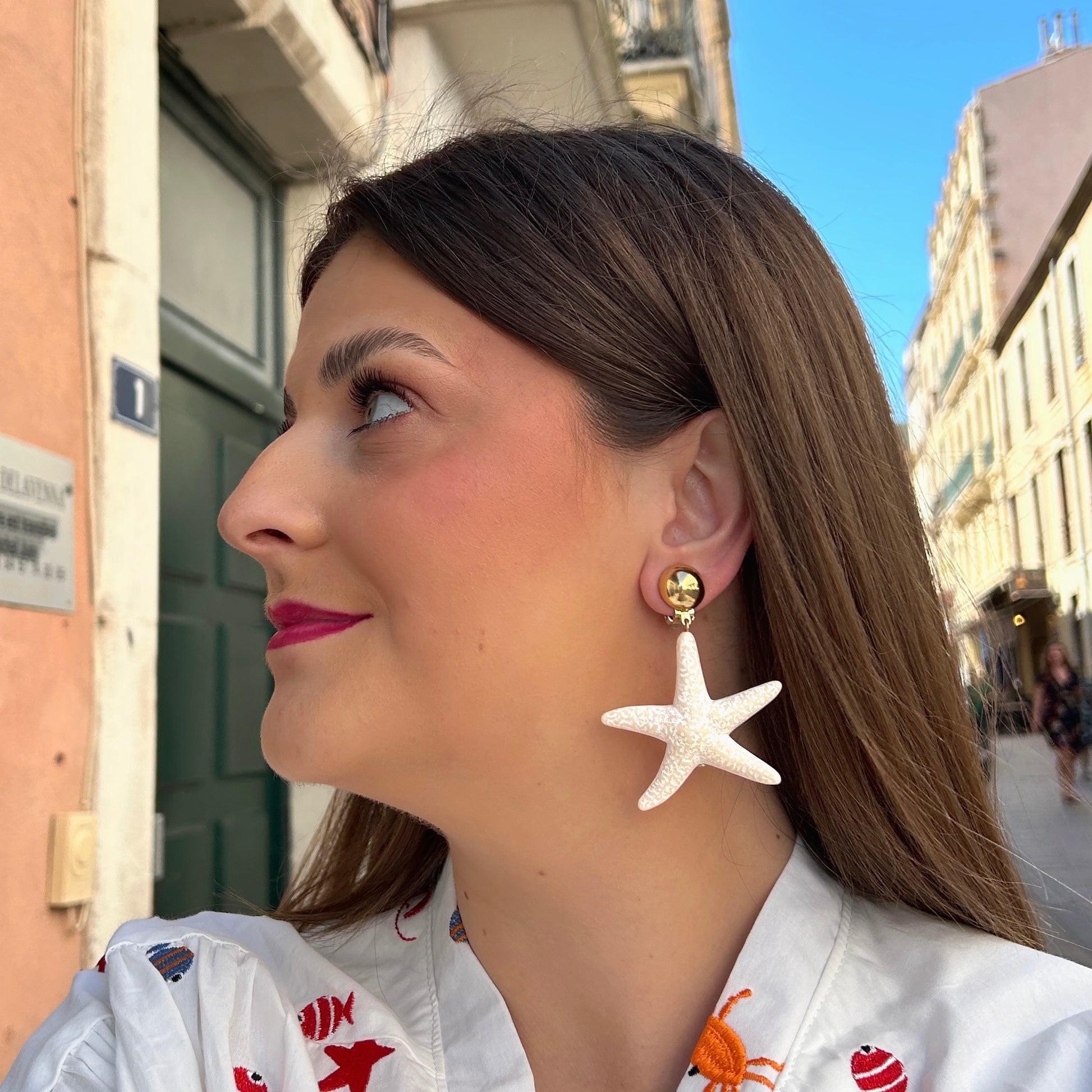 Boucles étoile de mer portées look été Francine Bramli Paris