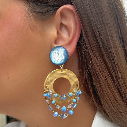 Boucles Evian Lavande Francine Bramli Paris avec anneau doré martelé, cabochon bleu nacré et perles bleu lavande.