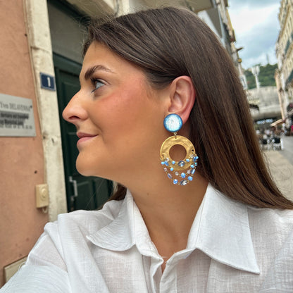 Boucles Evian Lavande Francine Bramli Paris avec anneau doré martelé, cabochon bleu nacré et perles bleu lavande.