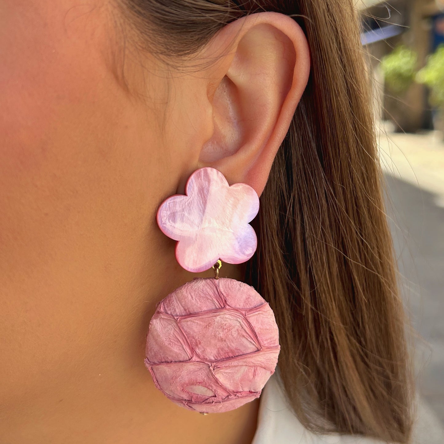 Boucles Flora Rose Cuir Francine Bramli Paris avec fleur nacrée rose et pendentif rond en cuir rose texturé
