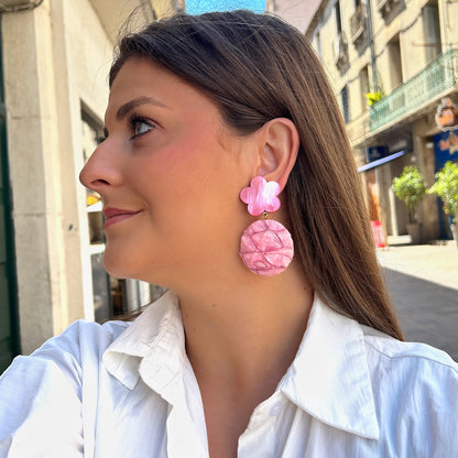 Boucles Flora Rose Cuir Francine Bramli Paris avec fleur nacrée rose et pendentif rond en cuir rose texturé
