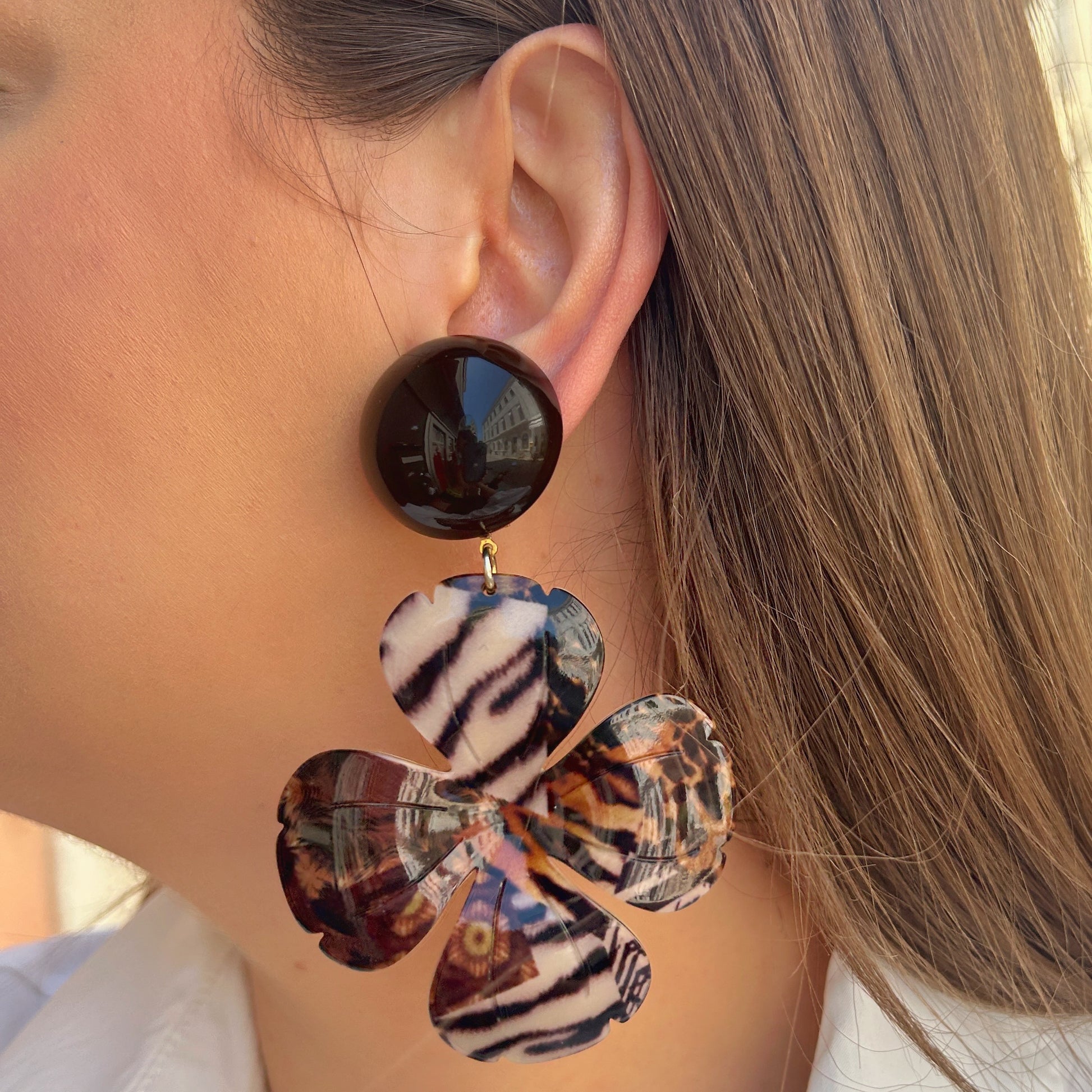 Boucles Flora Safari Francine Bramli Paris en forme de fleur avec motifs animaliers et imprimés graphiques multicolores.