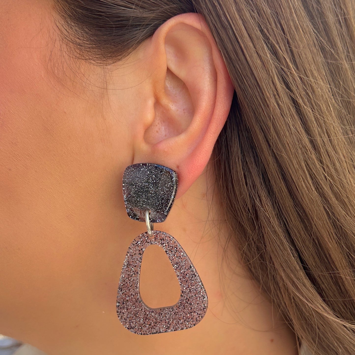 Boucles Florette Glitter Francine Bramli Paris en résine pailletée argentée ajourée