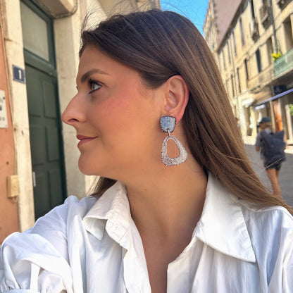 Boucles Florette Glitter Francine Bramli Paris en résine pailletée argentée ajourée