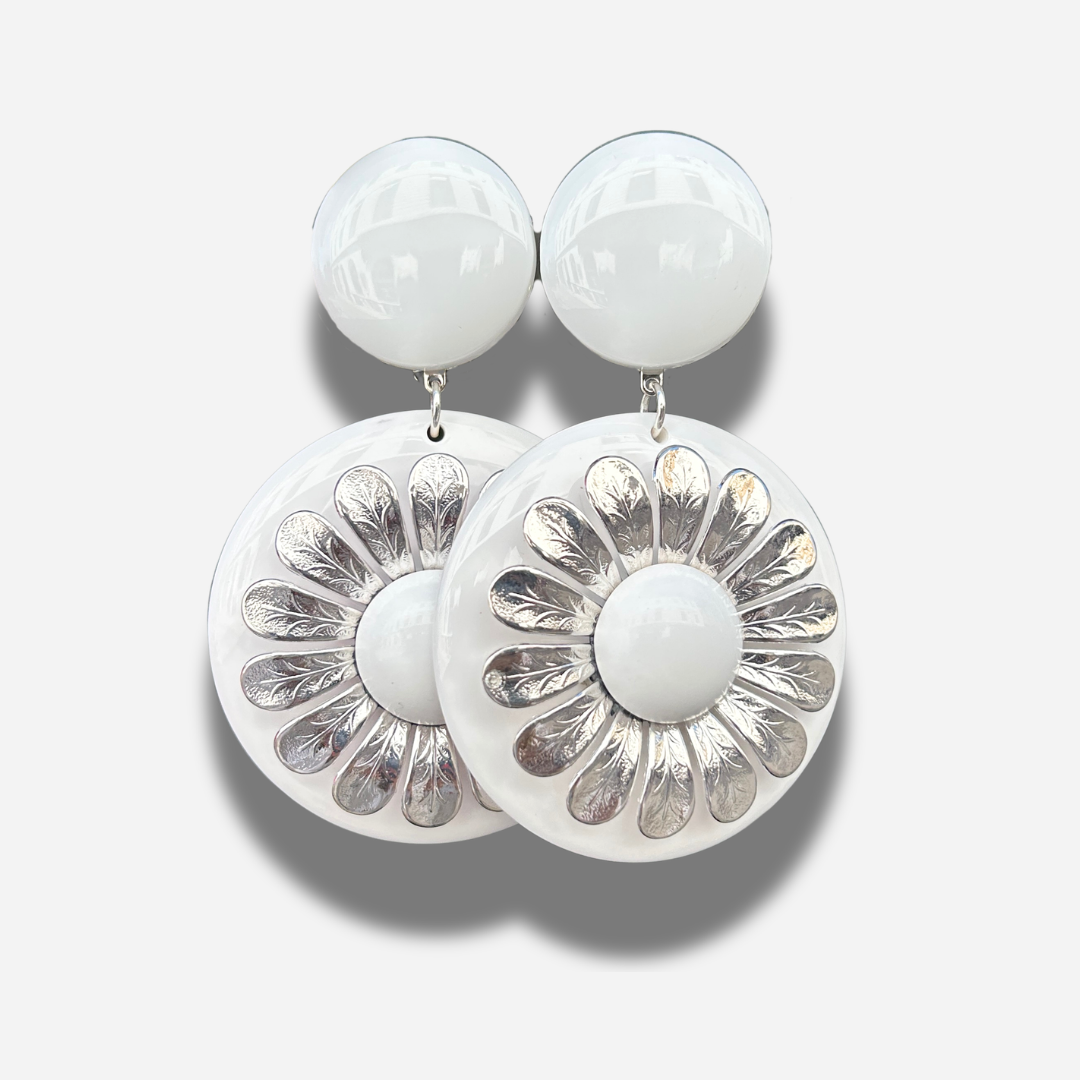 Boucles Francine Bramli Paris disque blanc fleur argentée