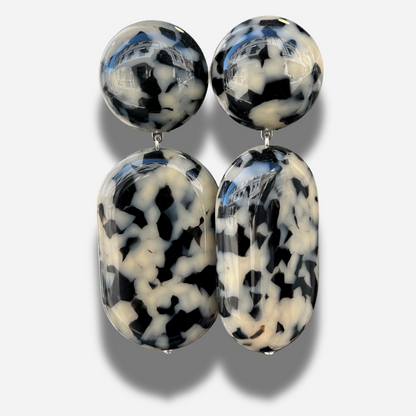 Boucles Galet Écaille Noir et Blanc Francine Bramli Paris en résine marbrée noire et ivoire avec design graphique élégant et contemporain.
