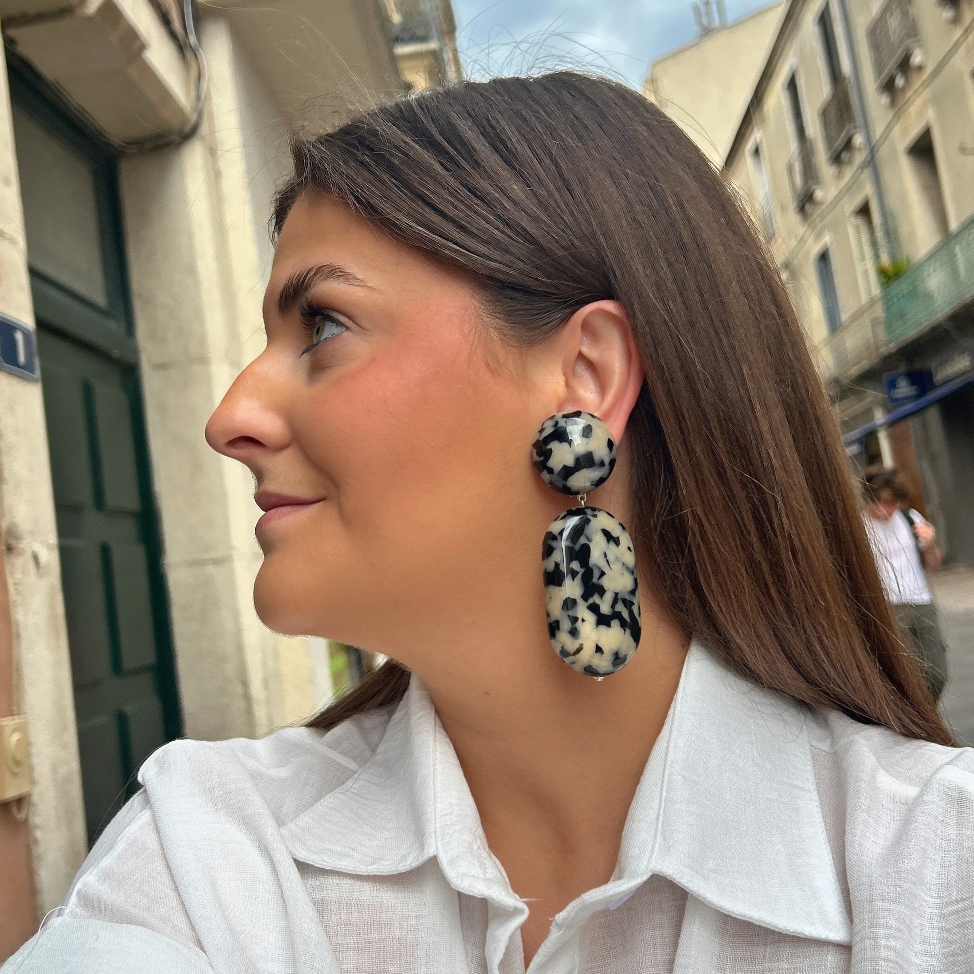Boucles Galet Écaille Noir et Blanc Francine Bramli Paris en résine marbrée noire et ivoire avec design graphique élégant et contemporain.