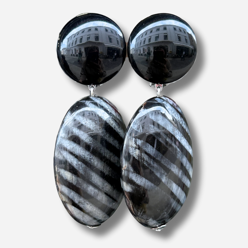 Boucles Galet Gris Francine Bramli Paris en résine noire brillante et pendentif ovale gris marbré aux reflets graphiques.