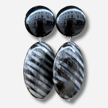 Boucles Galet Gris Francine Bramli Paris en résine noire brillante et pendentif ovale gris marbré aux reflets graphiques.