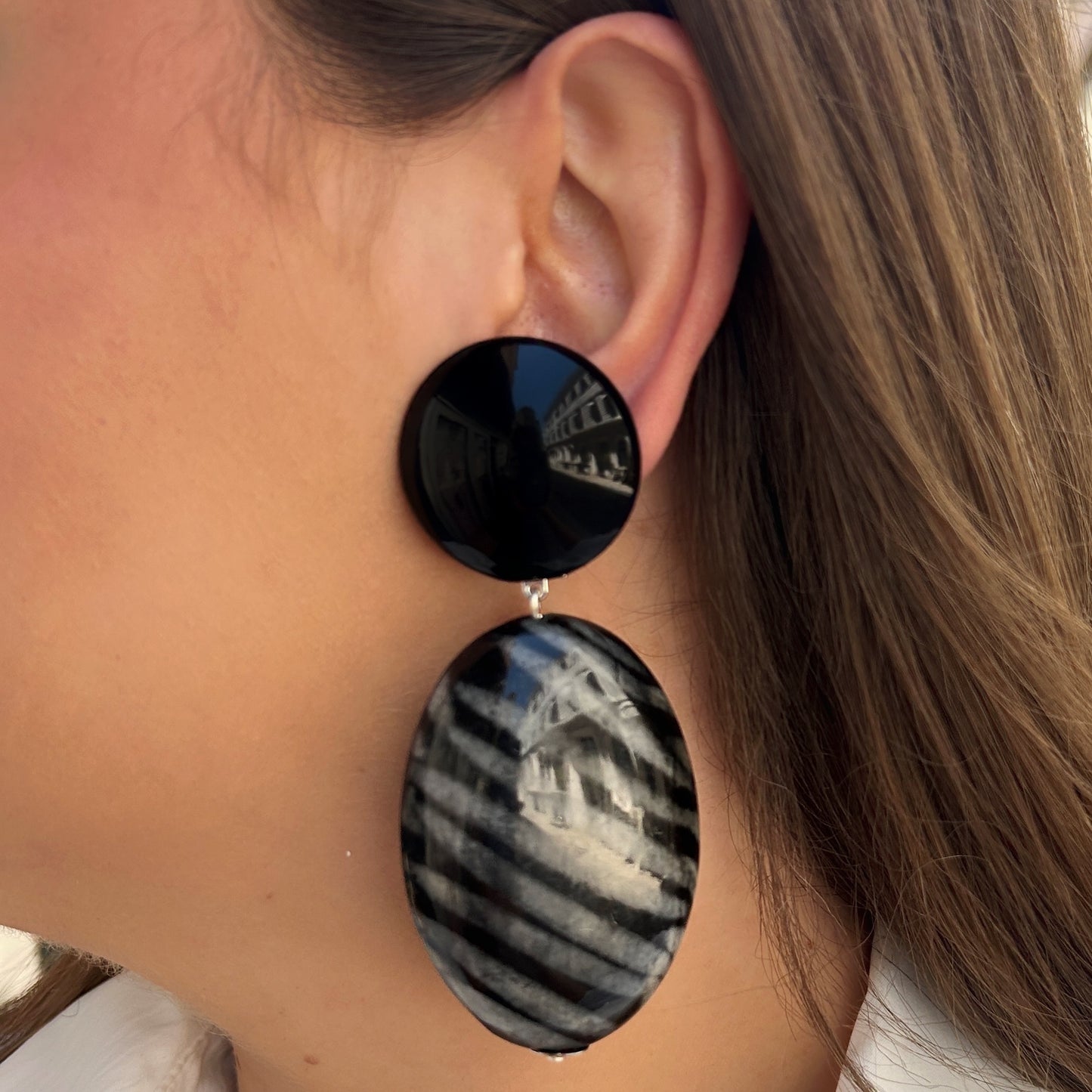 Boucles Galet Gris Francine Bramli Paris en résine noire brillante et pendentif ovale gris marbré aux reflets graphiques.