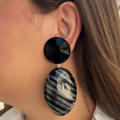 Boucles Galet Gris Francine Bramli Paris en résine noire brillante et pendentif ovale gris marbré aux reflets graphiques.