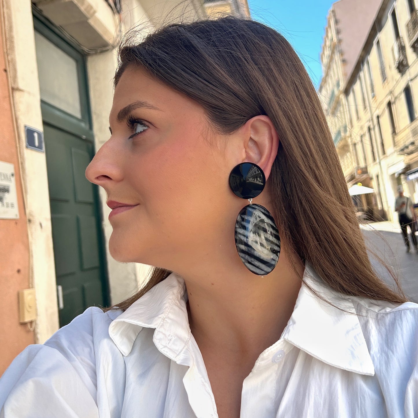 Boucles Galet Gris Francine Bramli Paris en résine noire brillante et pendentif ovale gris marbré aux reflets graphiques.