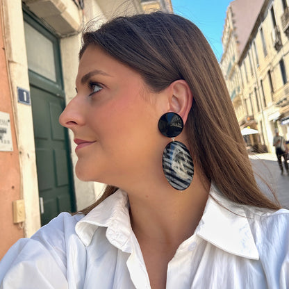 Boucles Galet Gris Francine Bramli Paris en résine noire brillante et pendentif ovale gris marbré aux reflets graphiques.