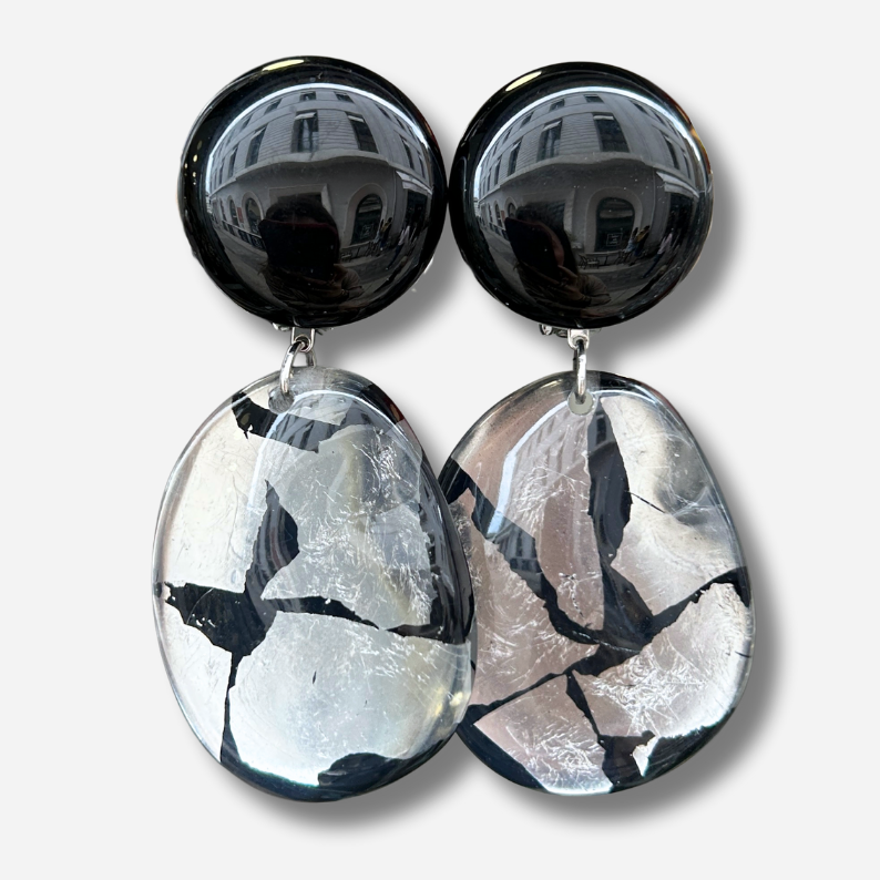 Boucles Galet Noir Silver Francine Bramli Paris avec cabochon noir brillant et pendentif marbré noir blanc argenté