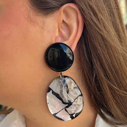 Boucles Galet Noir Silver Francine Bramli Paris avec cabochon noir brillant et pendentif marbré noir blanc argenté