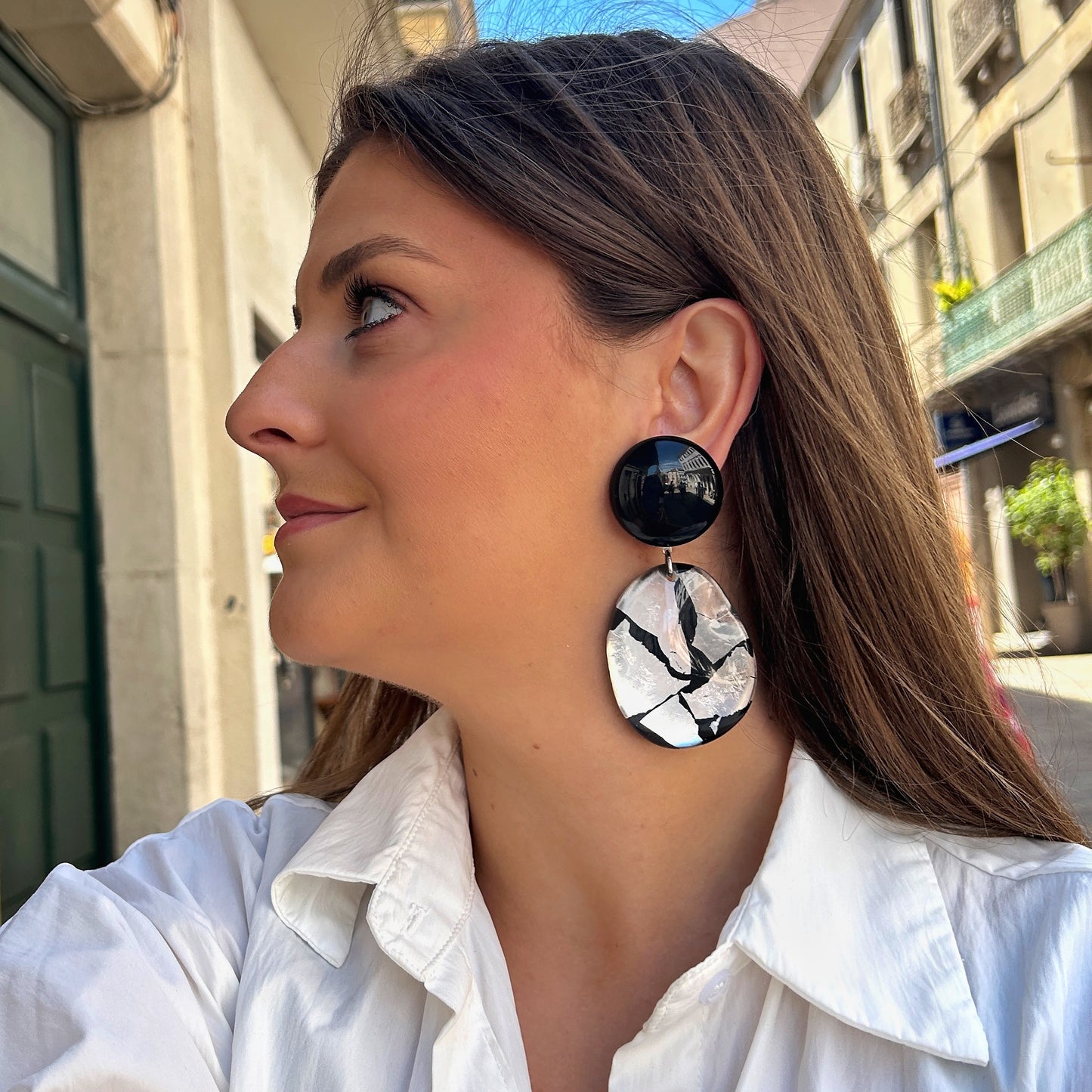 Boucles Galet Noir Silver Francine Bramli Paris avec cabochon noir brillant et pendentif marbré noir blanc argenté