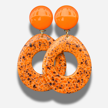 Boucles galet orange Francine Bramli Paris résine XXL