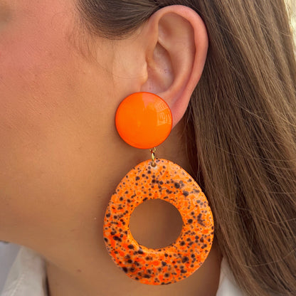 Boucles galet orange Francine Bramli Paris résine XXL
