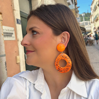 Boucles galet orange Francine Bramli Paris résine XXL