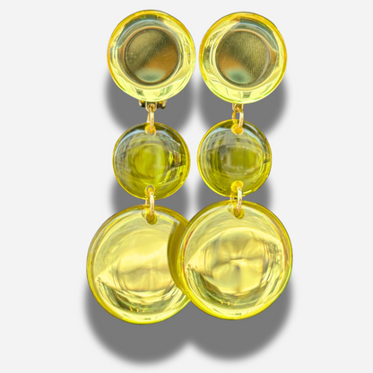 Boucles Gerda Jaune Francine Bramli Paris en résine translucide jaune composée de trois pastilles rondes aux reflets lumineux.