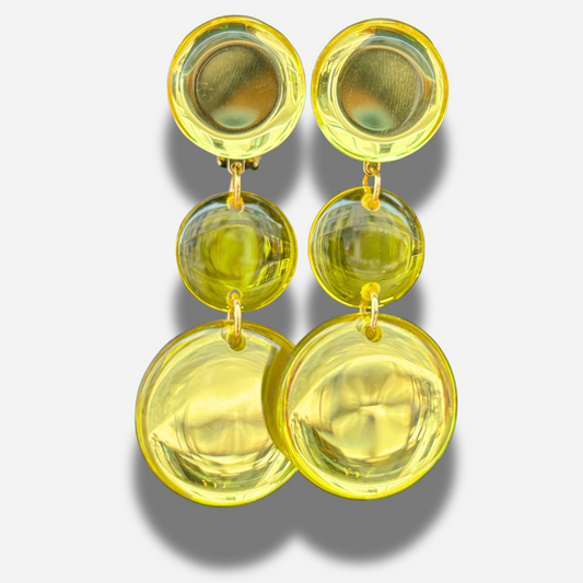 Boucles Gerda Jaune Francine Bramli Paris en résine translucide jaune composée de trois pastilles rondes aux reflets lumineux.
