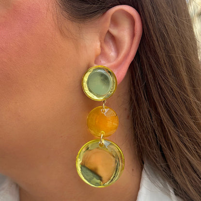 Boucles Gerda Jaune Francine Bramli Paris en résine translucide jaune composée de trois pastilles rondes aux reflets lumineux.