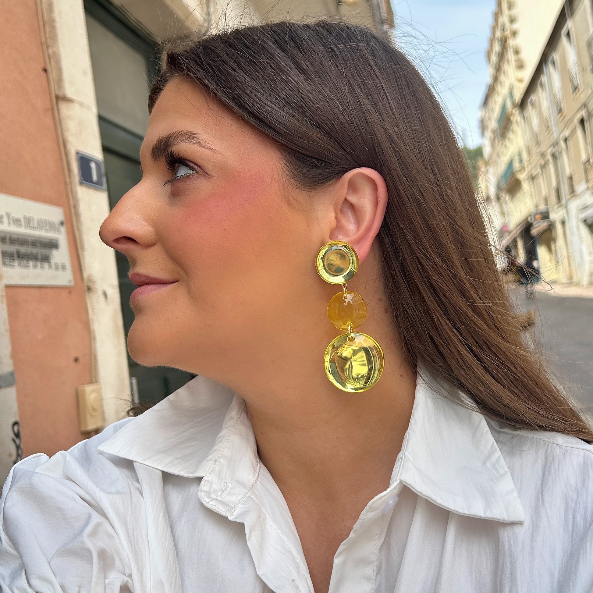 Boucles Gerda Jaune Francine Bramli Paris en résine translucide jaune composée de trois pastilles rondes aux reflets lumineux.