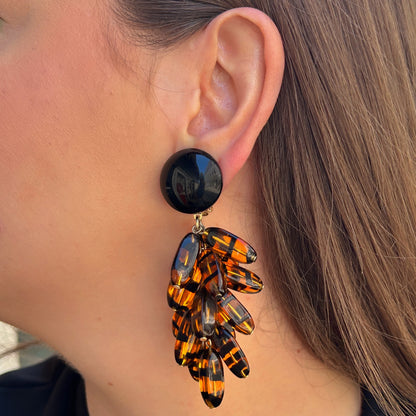 Boucles Grappe Abeille Francine Bramli Paris en résine écaille ambrée chez Divinity Sète