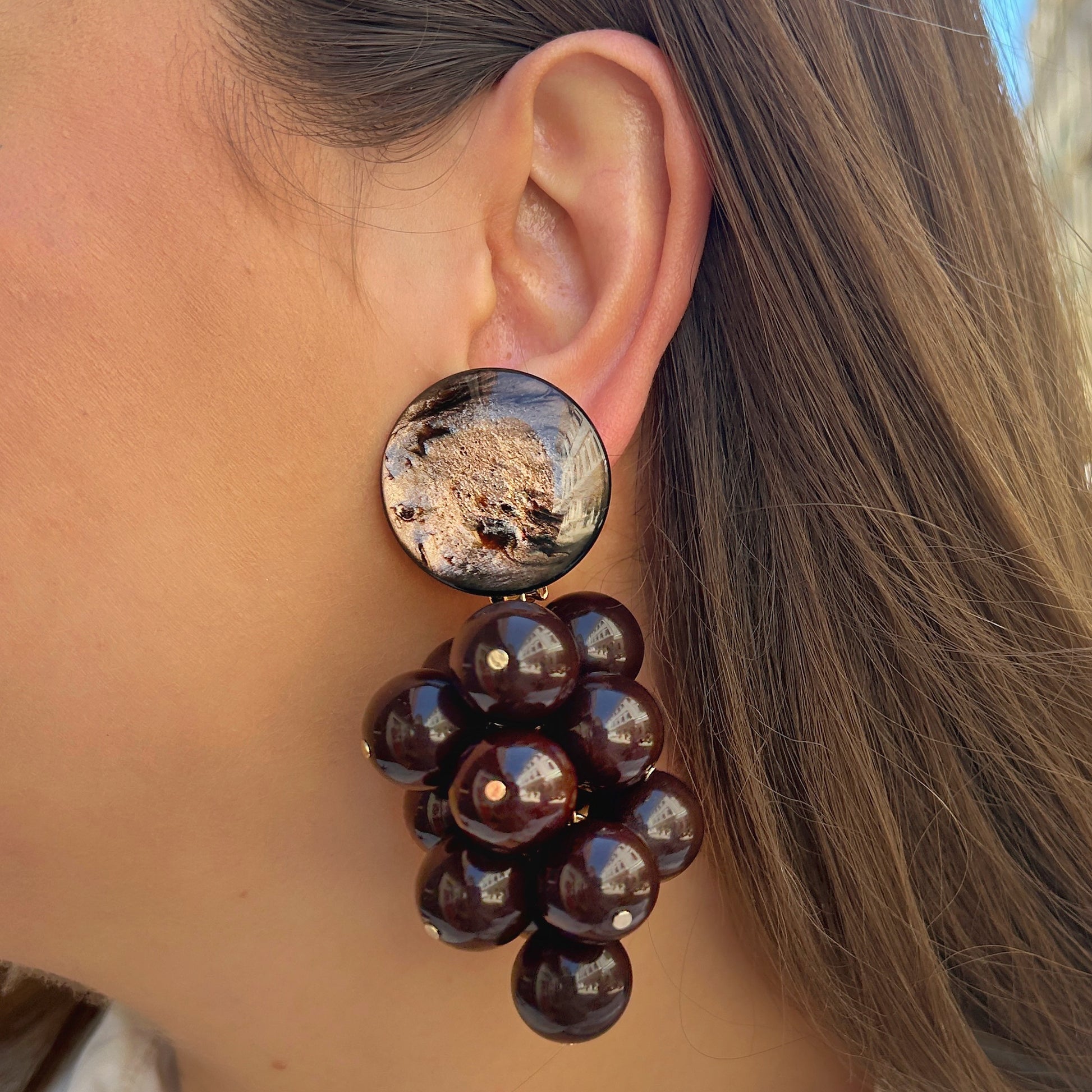 Boucles Grappe Marron Francine Bramli Paris avec cabochon marbré beige et grappes de perles chocolat brillantes