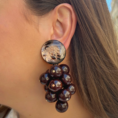 Boucles Grappe Marron Francine Bramli Paris avec cabochon marbré beige et grappes de perles chocolat brillantes