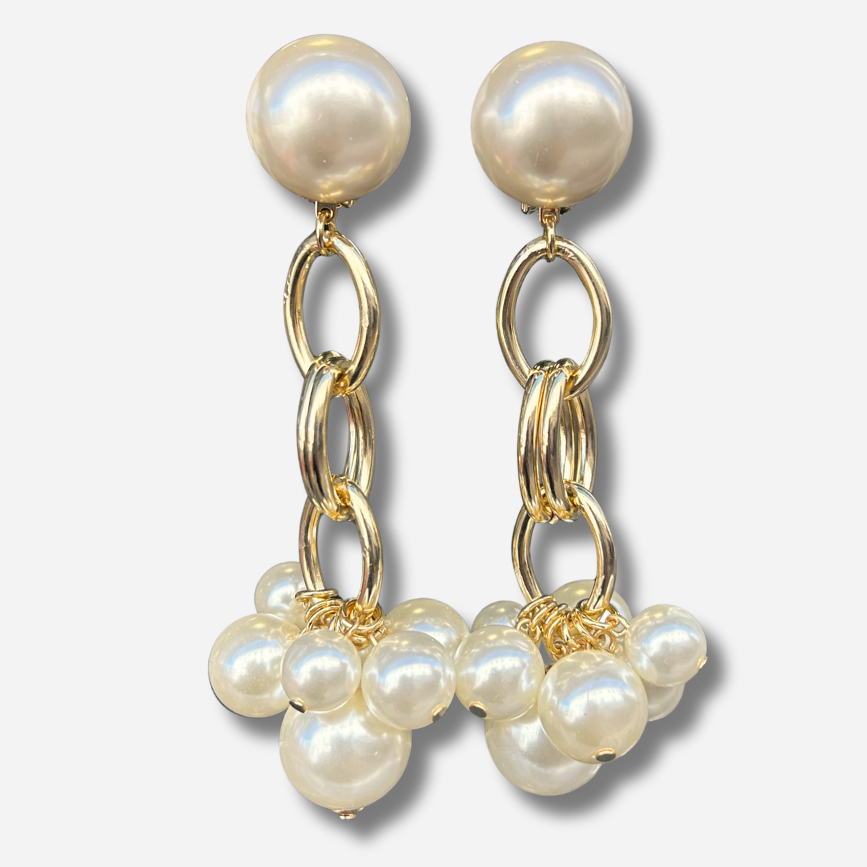 Boucles Grayce XL Francine Bramli Paris avec perles nacrées blanches, maillons dorés et pampilles de perles lumineuses.