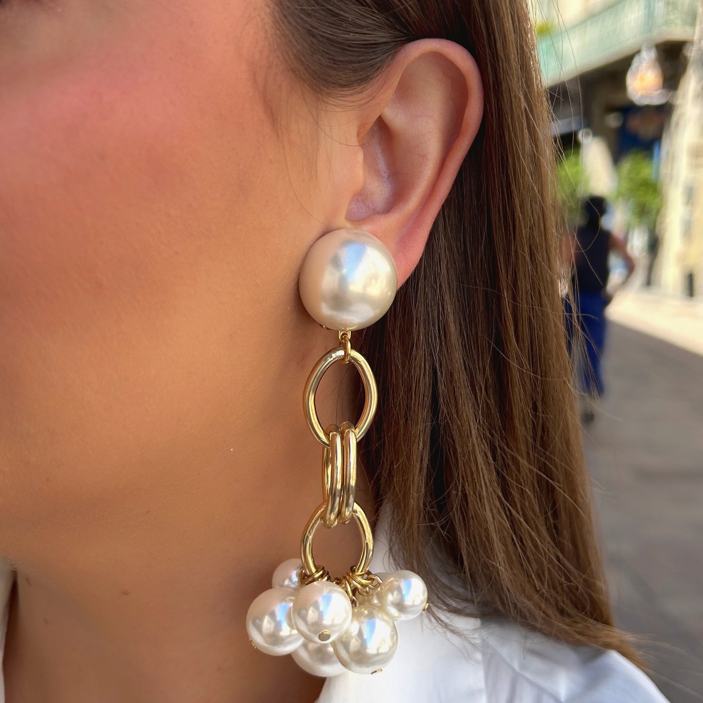Boucles Grayce XL Francine Bramli Paris avec perles nacrées blanches, maillons dorés et pampilles de perles lumineuses.