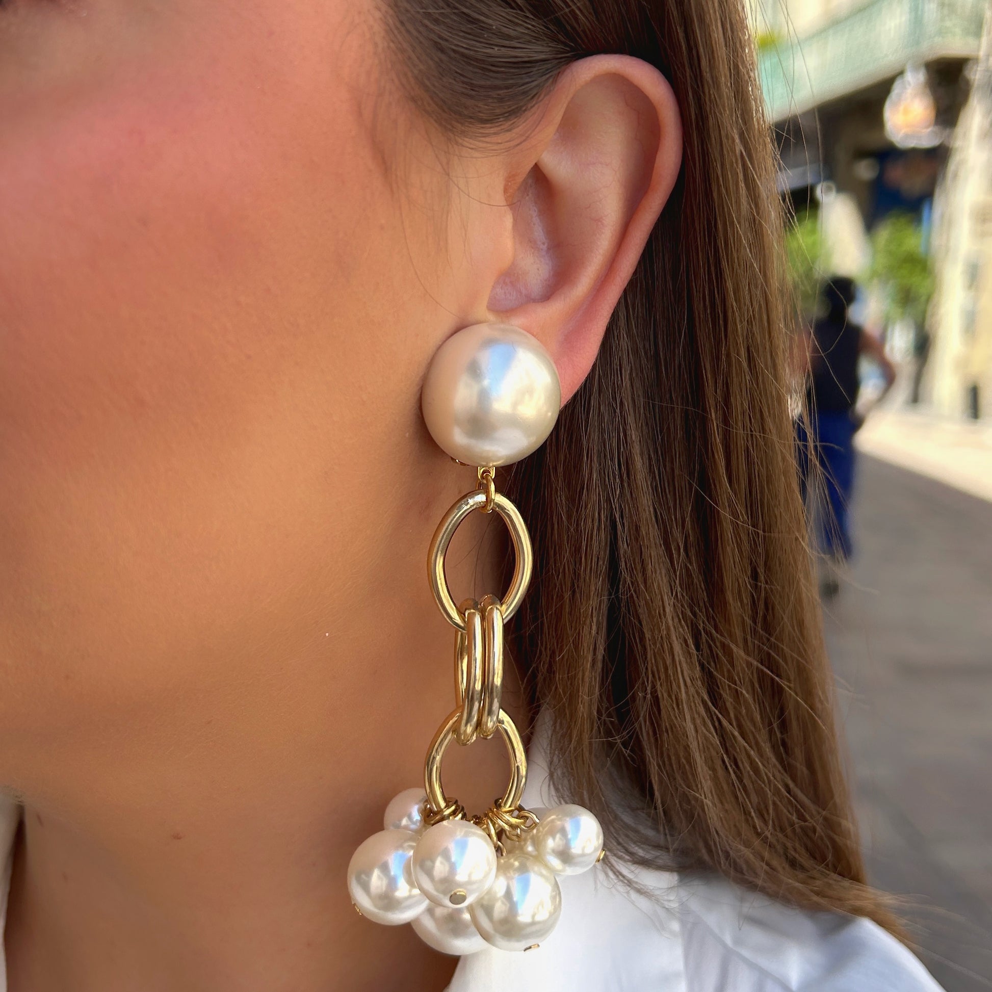 Boucles Grayce XL Francine Bramli Paris avec perles nacrées blanches, maillons dorés et pampilles de perles lumineuses.