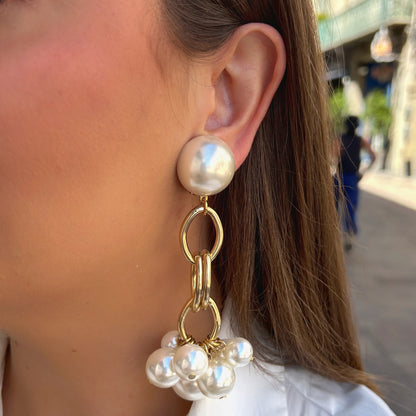 Boucles Grayce XL Francine Bramli Paris avec perles nacrées blanches, maillons dorés et pampilles de perles lumineuses.