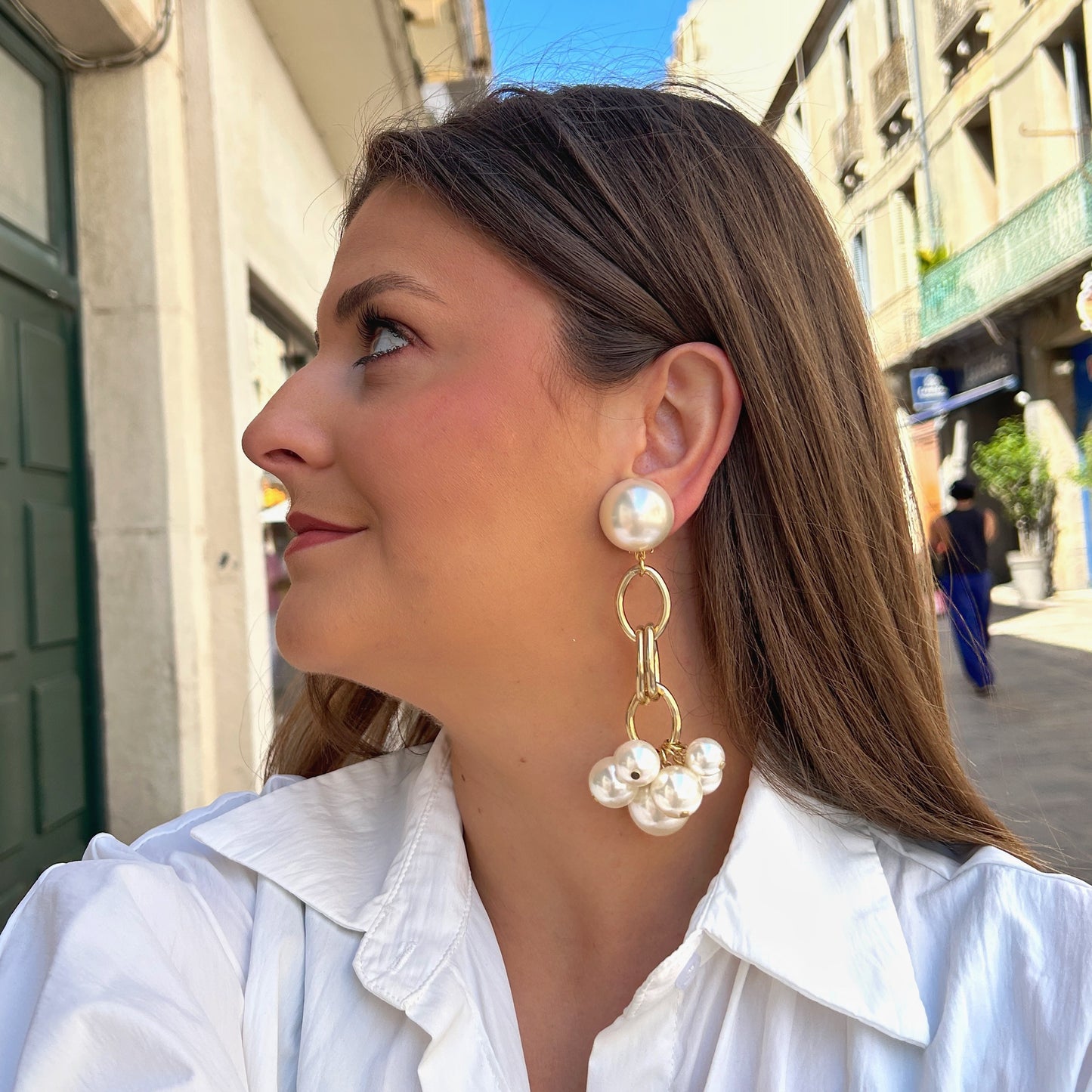 Boucles Grayce XL Francine Bramli Paris avec perles nacrées blanches, maillons dorés et pampilles de perles lumineuses.