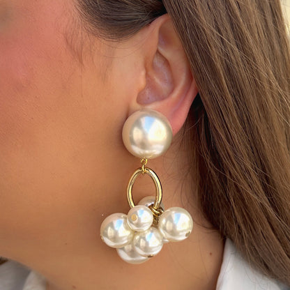 Boucles Grayce XS Francine Bramli Paris composées de perles nacrées blanches montées sur un anneau doré élégant.