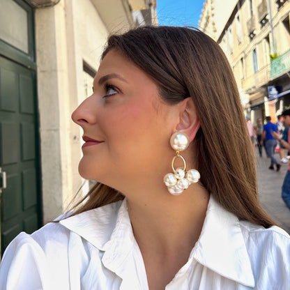 Boucles Grayce XS Francine Bramli Paris composées de perles nacrées blanches montées sur un anneau doré élégant.