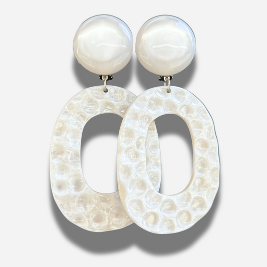 Boucles Habanero Blanc Francine Bramli Paris blanches nacrées portées