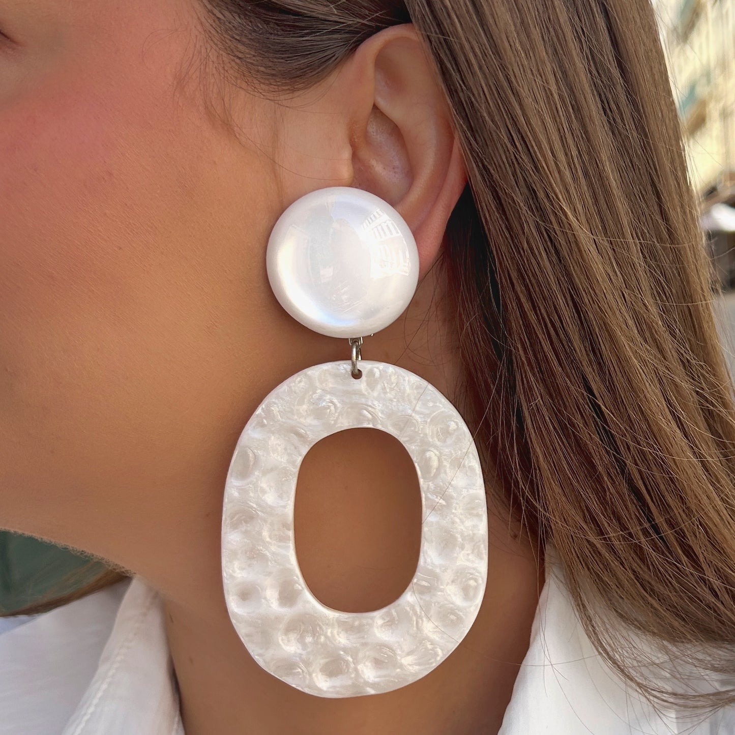 Boucles Habanero Blanc Francine Bramli Paris blanches nacrées portées