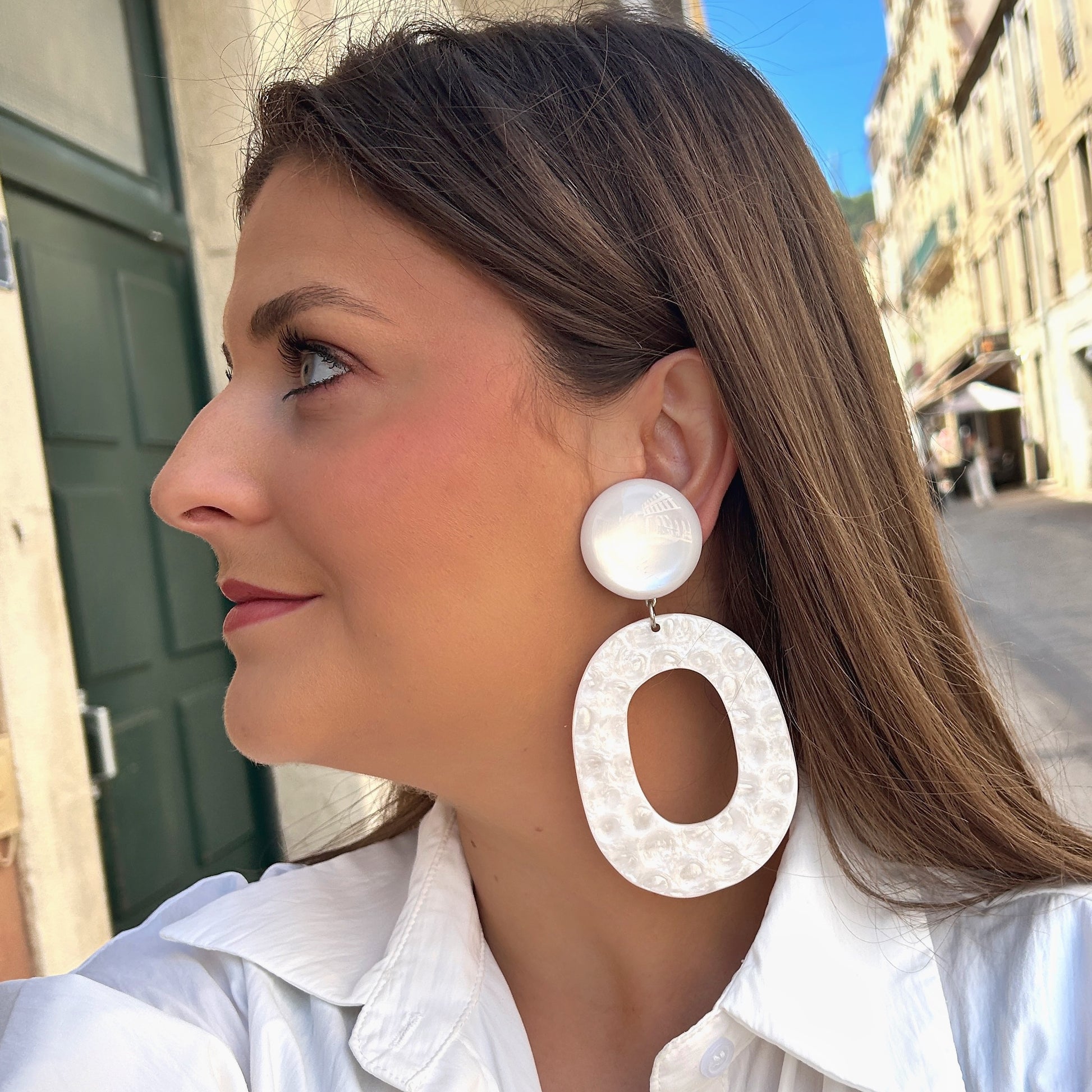 Boucles Habanero Blanc Francine Bramli Paris blanches nacrées portées