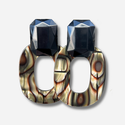 Boucles Habanero Onyx Francine Bramli Paris avec cabochon noir facetté et pendentif ajouré en résine marbrée noir ivoire