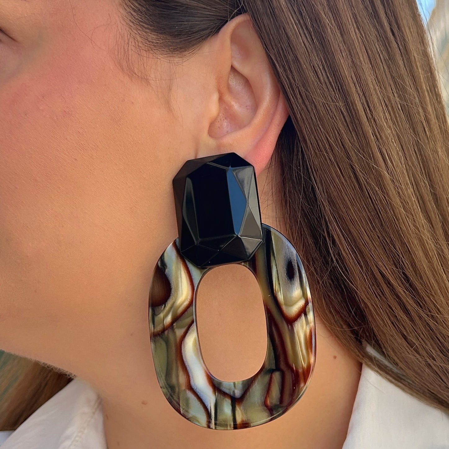 Boucles Habanero Onyx Francine Bramli Paris avec cabochon noir facetté et pendentif ajouré en résine marbrée noir ivoire
