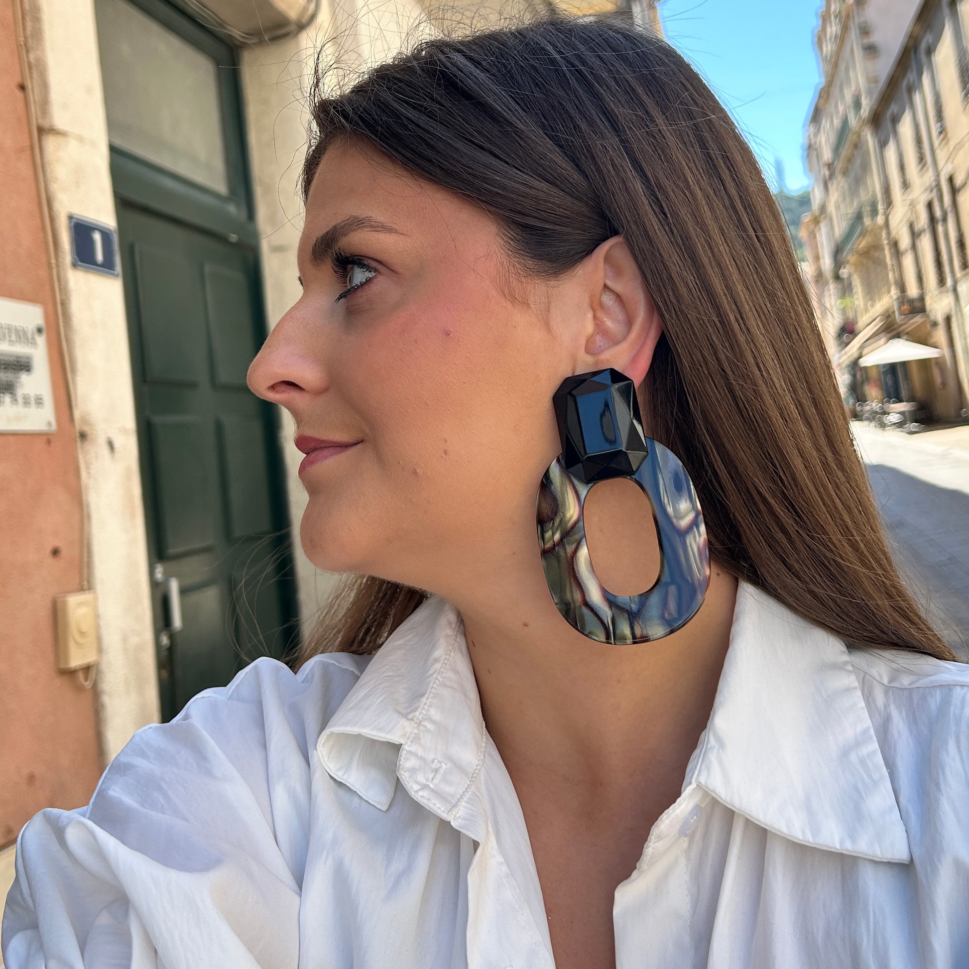 Boucles Habanero Onyx Francine Bramli Paris avec cabochon noir facetté et pendentif ajouré en résine marbrée noir ivoire