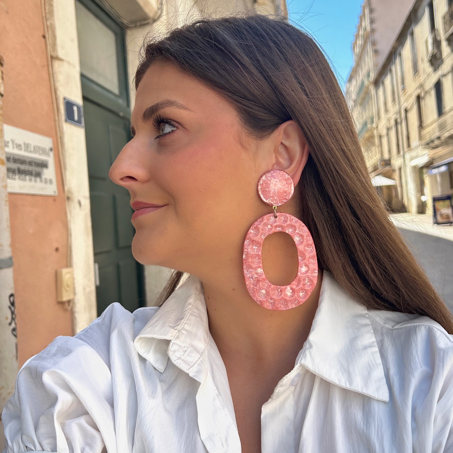 Boucles Habanero Rose Francine Bramli Paris roses texturées XXL portées
