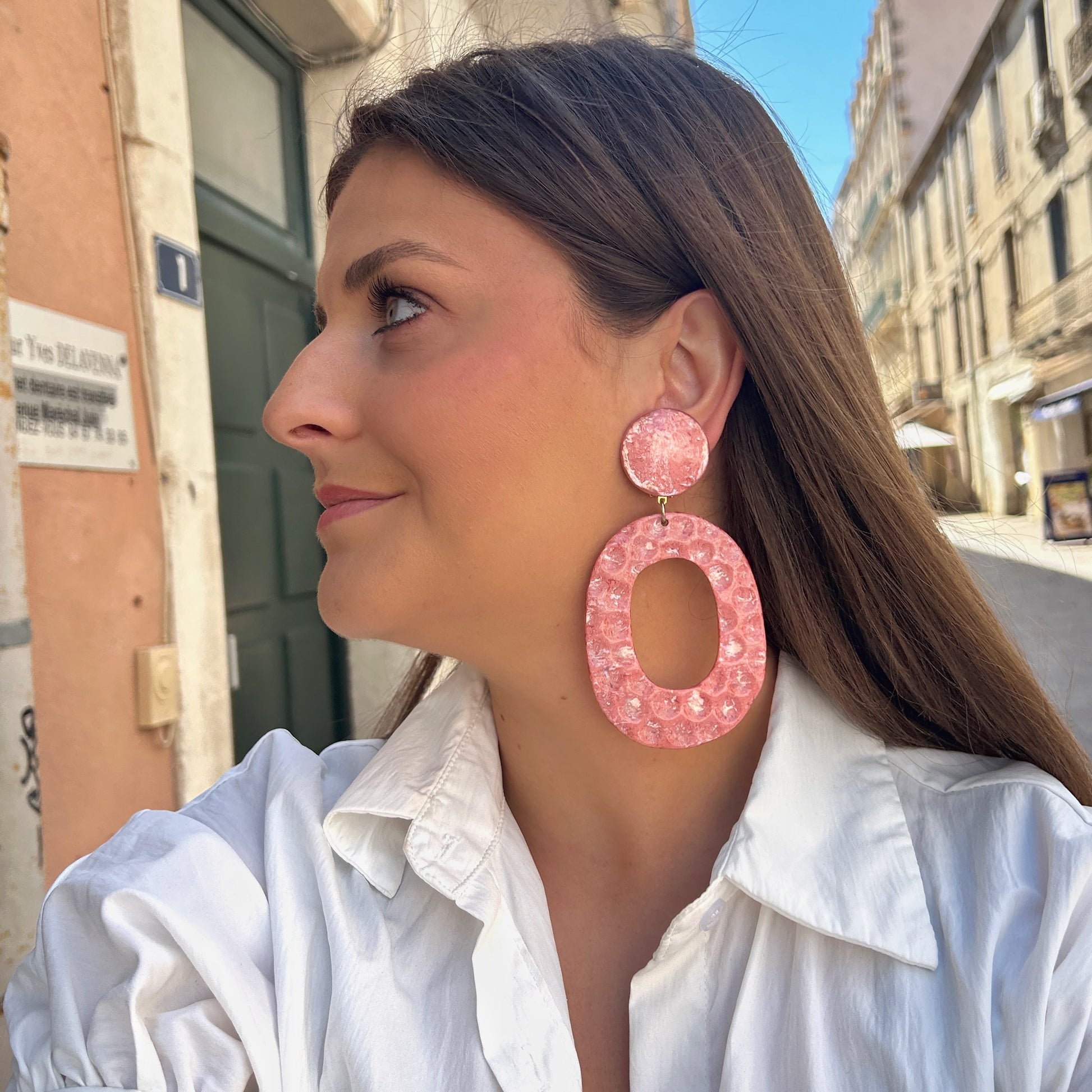 Boucles Habanero Rose Francine Bramli Paris roses texturées XXL portées
