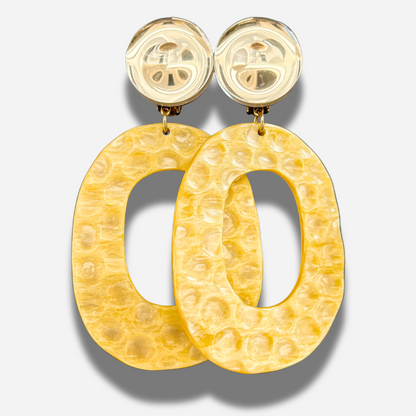 Boucles Habanero Vanille Francine Bramli Paris jaunes nacrées portées chez Divinity Sète