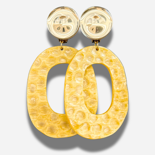 Boucles Habanero Vanille Francine Bramli Paris jaunes nacrées portées chez Divinity Sète